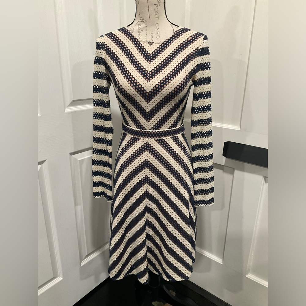 BCBG MAX AZRIA KRISTINA DRESS LONG SLEEV FIT & FLARE NAVY AND IVORY ZIP BACK